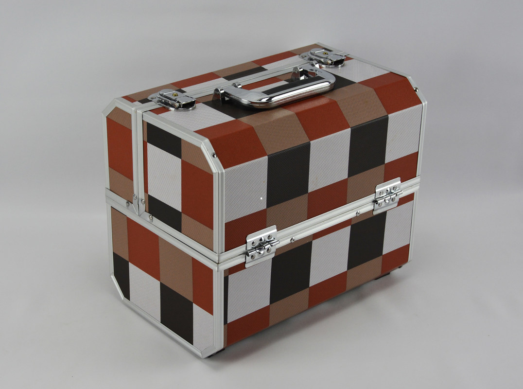 PU Leather Aluminum Cosmetic Case Two Locks And One Handle Size 300 * 220 * 245mm