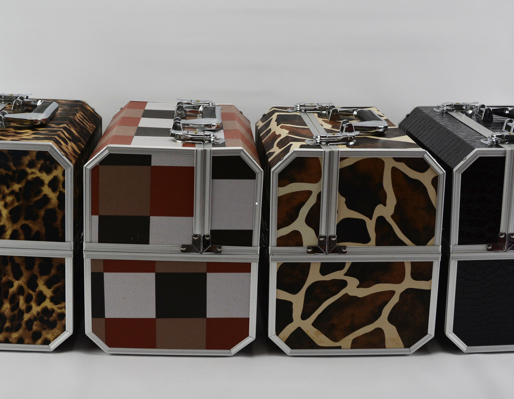PU Leather Aluminum Cosmetic Case Two Locks And One Handle Size 300 * 220 * 245mm