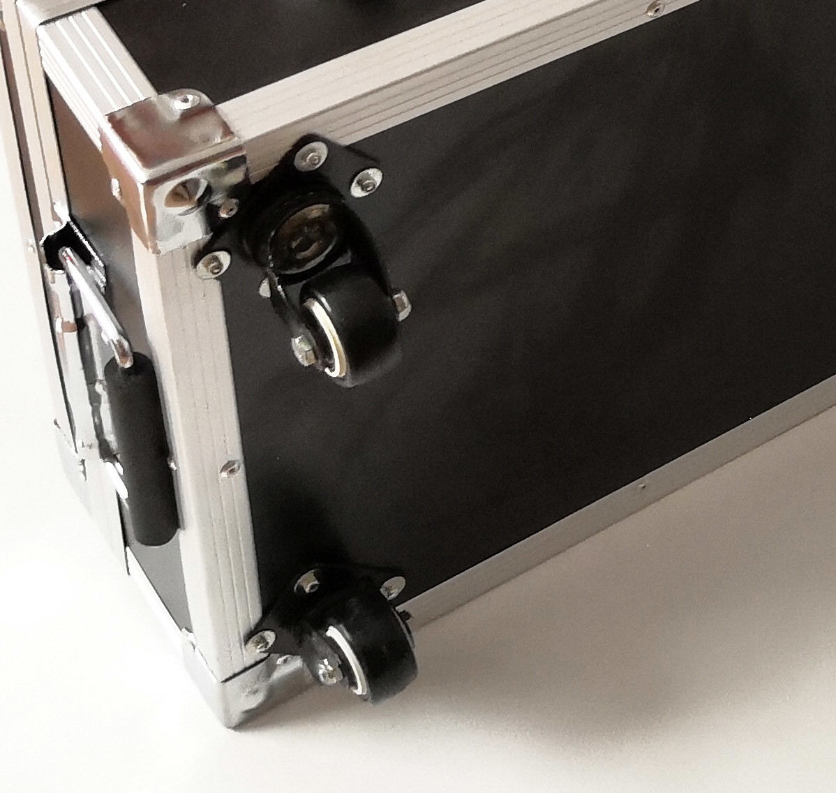 Big Size Aluminum Flight Case With Four Wheels , Customized Aluminum